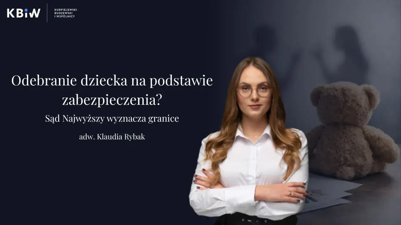 Kobieta w okularach i pluszowy miś na tle tekstu o odebraniu dziecka na podstawie zabezpieczenia.