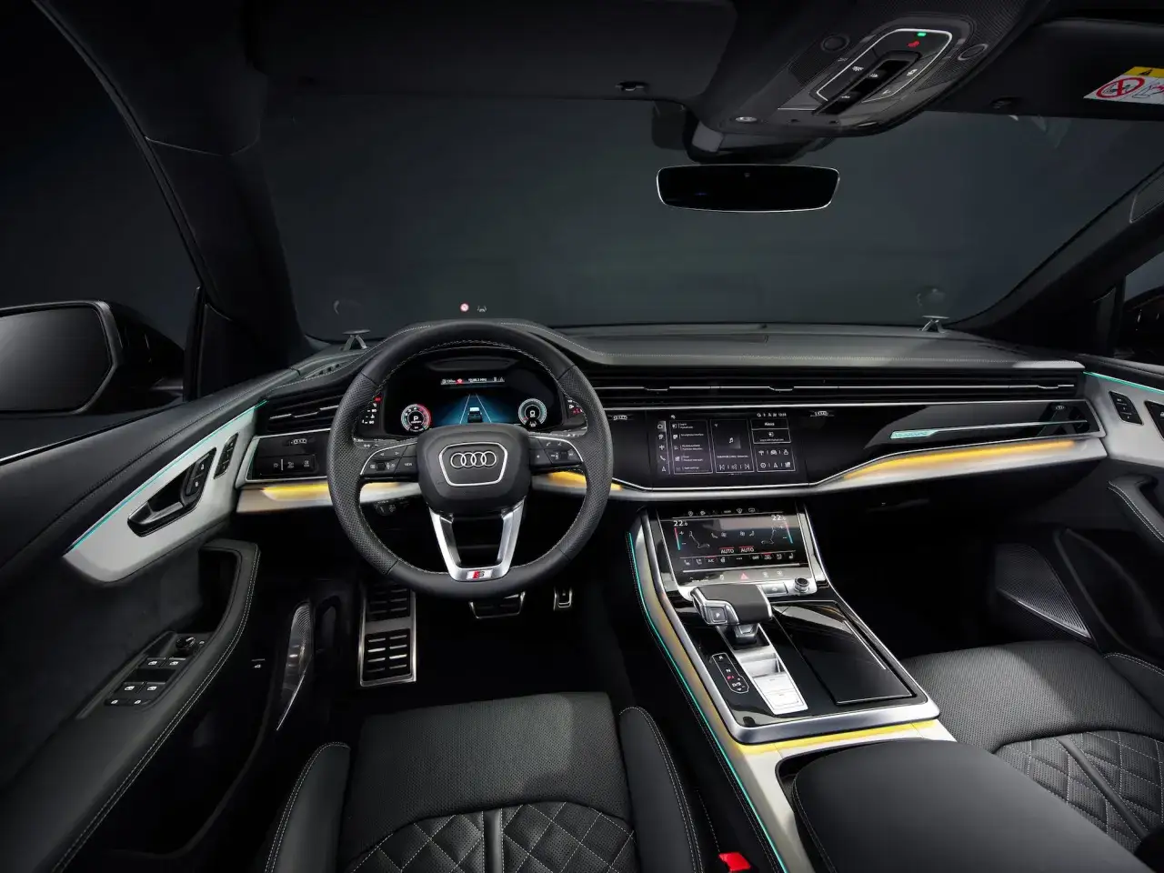 Wnętrze Audi SQ8: skórzana tapicerka, cyfrowe zegary i ekran dotykowy. Sprawdź audi sq8 cena i wyposażenie.