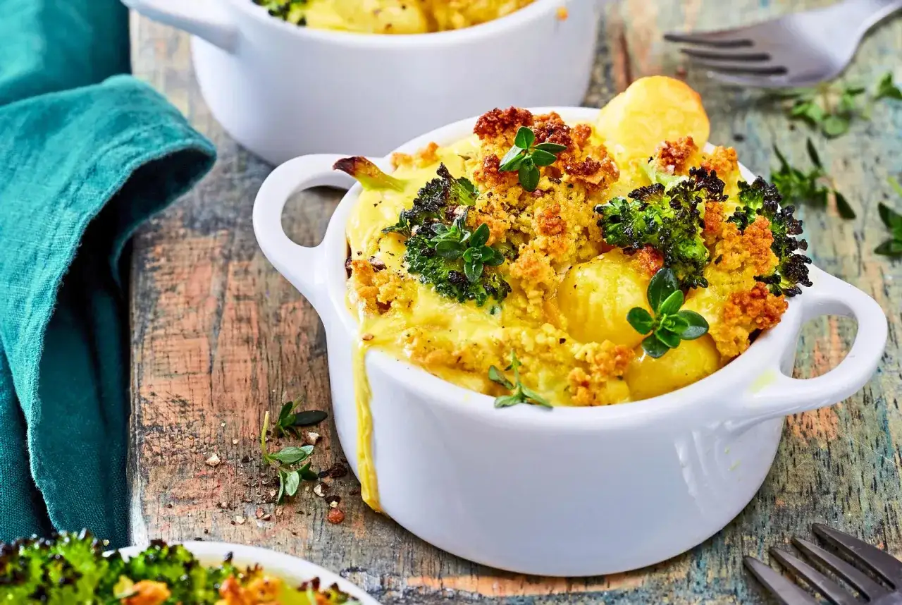 Herzhafte Auflauf-Rezepte: Gnocchi mit Brokkoli und Käse überbacken, garniert mit frischen Kräutern.