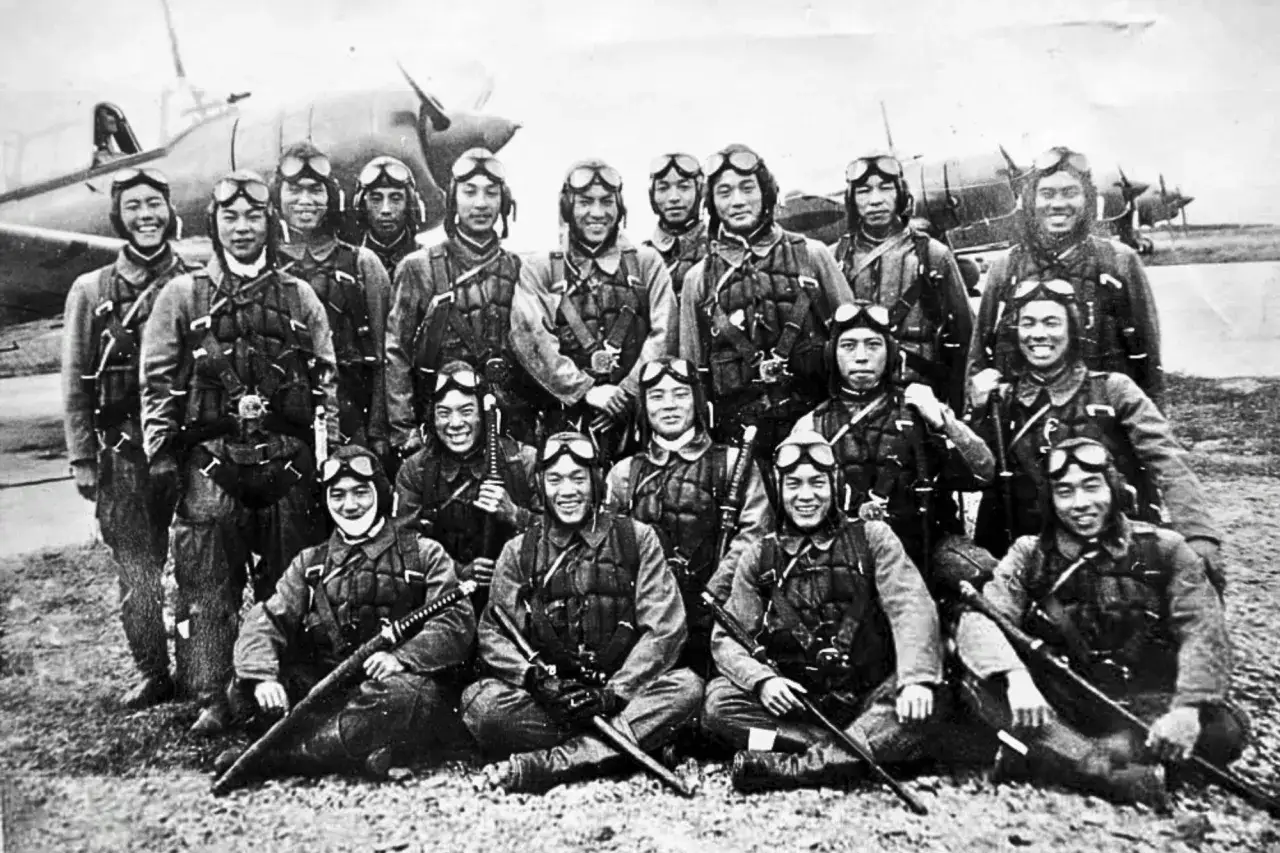 Grupp unga män, klädda i flygarutrustning, poserar framför ett flygplan. De ser ut som kamikaze-piloter, redo för sitt sista uppdrag.