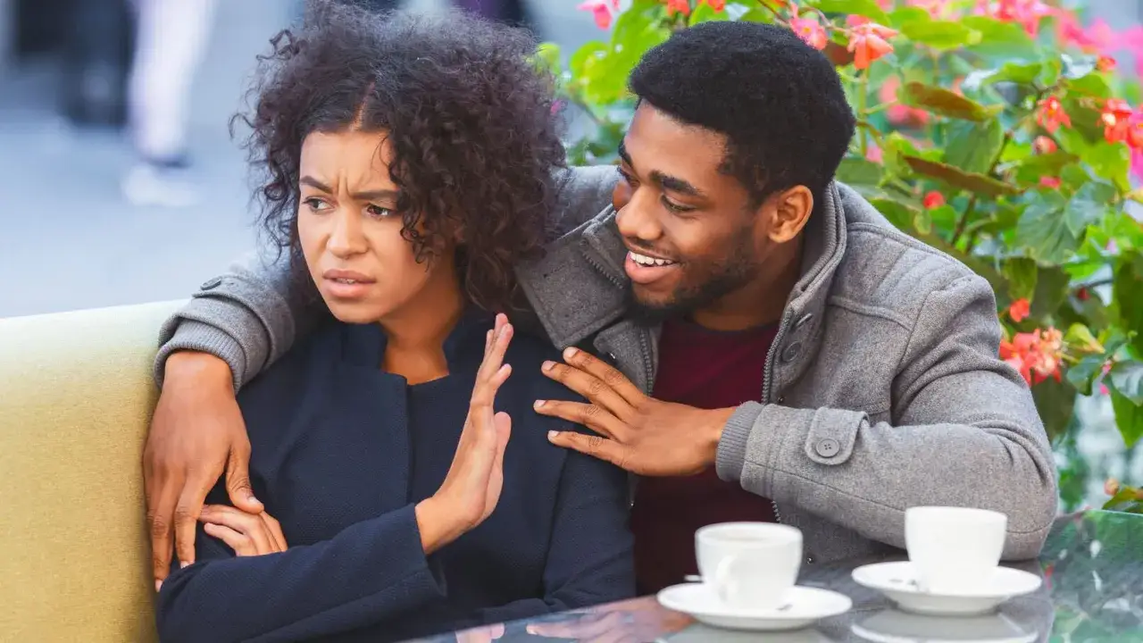 Un homme tente de r&eacute;conforter une femme visiblement contrari&eacute;e, mais elle le repousse. Les disputes incessantes de ce couple semblent avoir raison de leur patience.