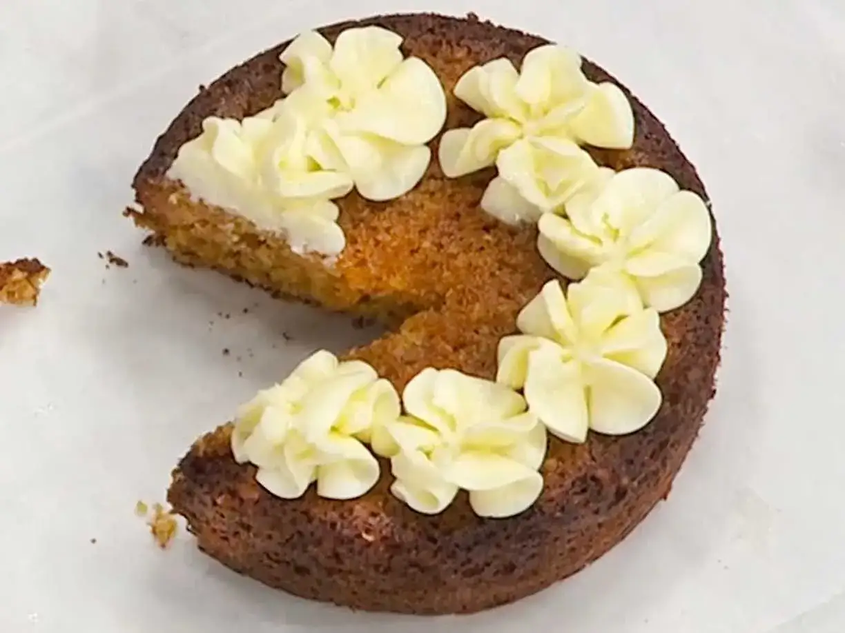 En saftig morotskaka med kr&auml;mig frosting, perfekt f&ouml;r ett enkelt morotskaka recept.