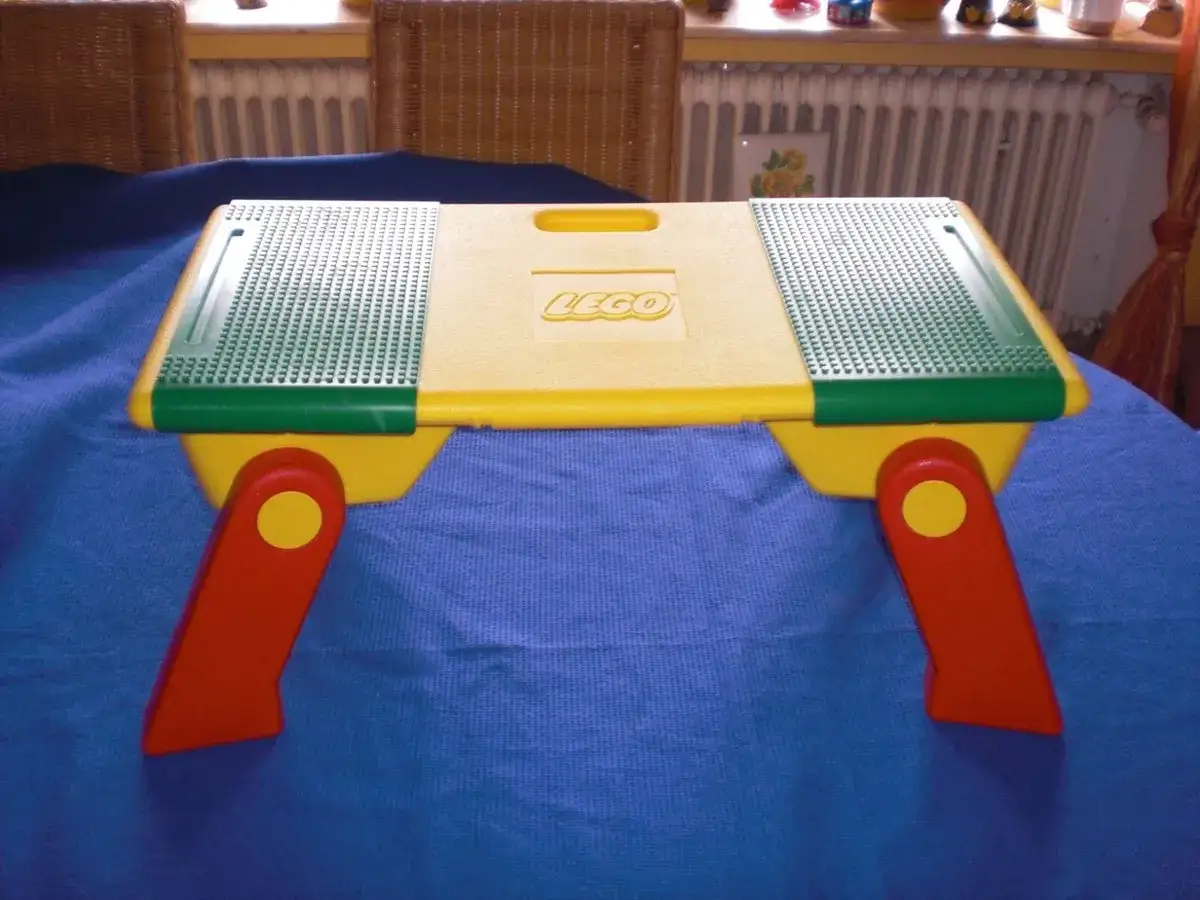 Bunter tisch aus Lego mit grünen und roten Beinen, bereit für kreative Bauprojekte.