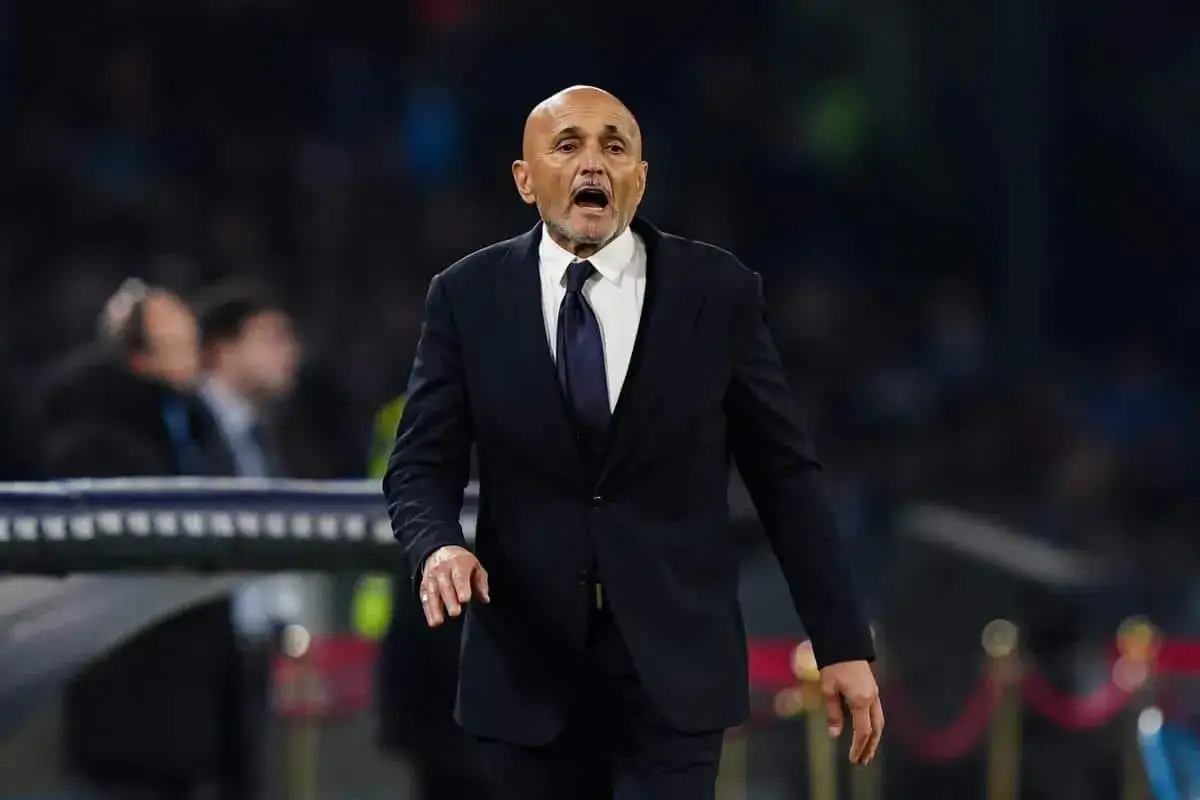 Luciano Spalletti, w garniturze i krawacie, z pasją prowadzi drużyny na boisku.