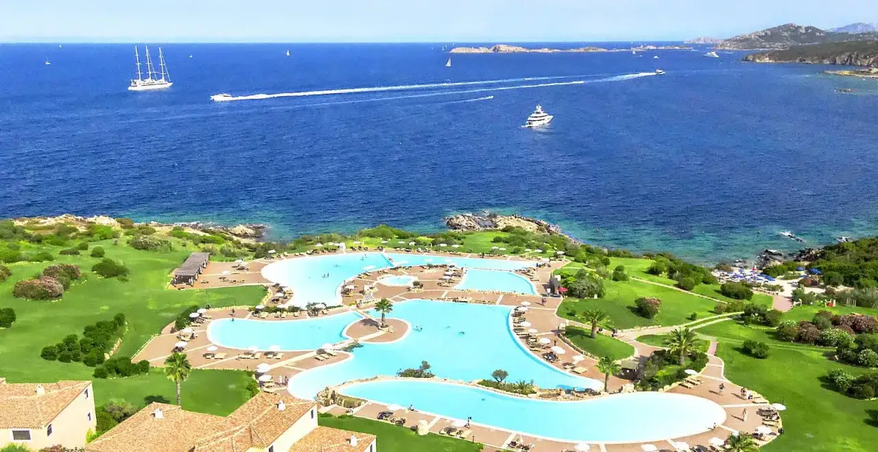 Vue a&eacute;rienne du **hotel club saraceno** avec ses piscines bleues &eacute;tincelantes, ses jardins verdoyants et la mer M&eacute;diterran&eacute;e en arri&egrave;re-plan.