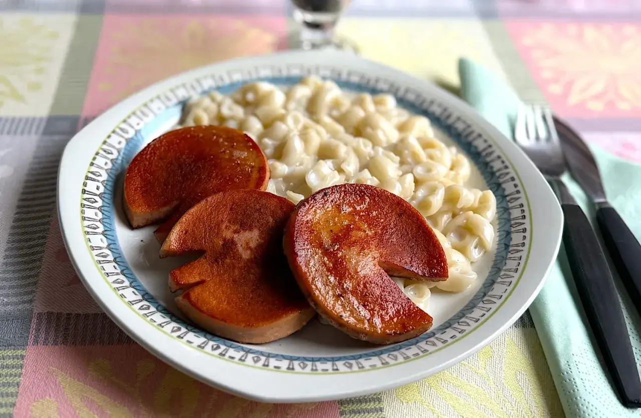En tallrik med stekt falukorv och makaroner, en klassisk svensk rätt.