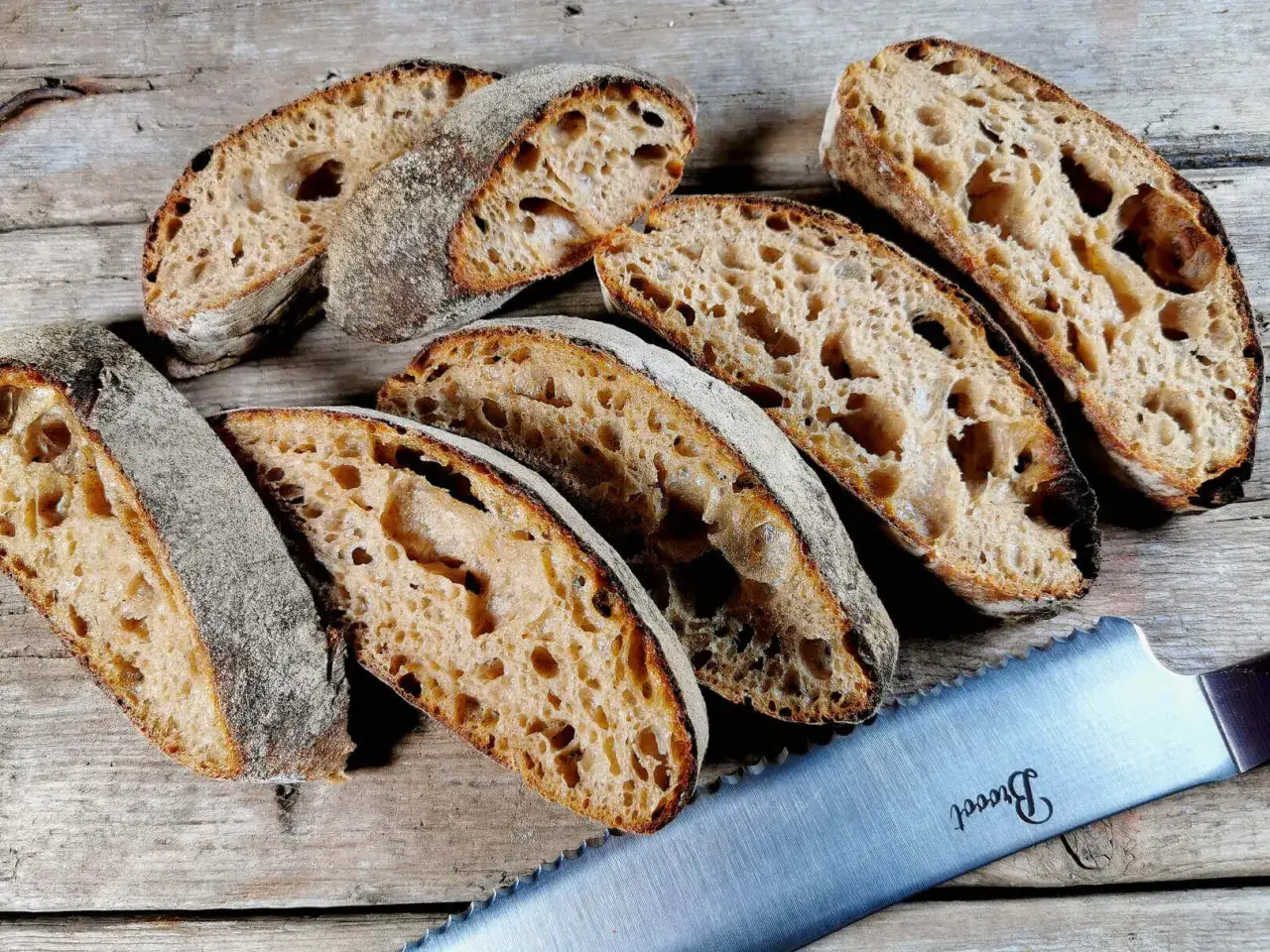Frisch gebackene Ciabatta-Scheiben mit luftiger Krume und knuspriger Kruste, bereit für ein köstliches ciabatta rezept.