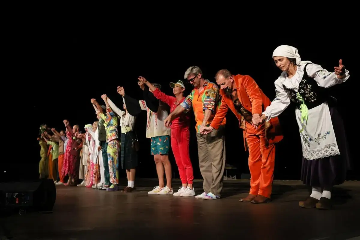 Aktorzy w barwnych strojach kłaniają się na scenie. Teatr Gdynia zaprasza na kolejne spektakle.