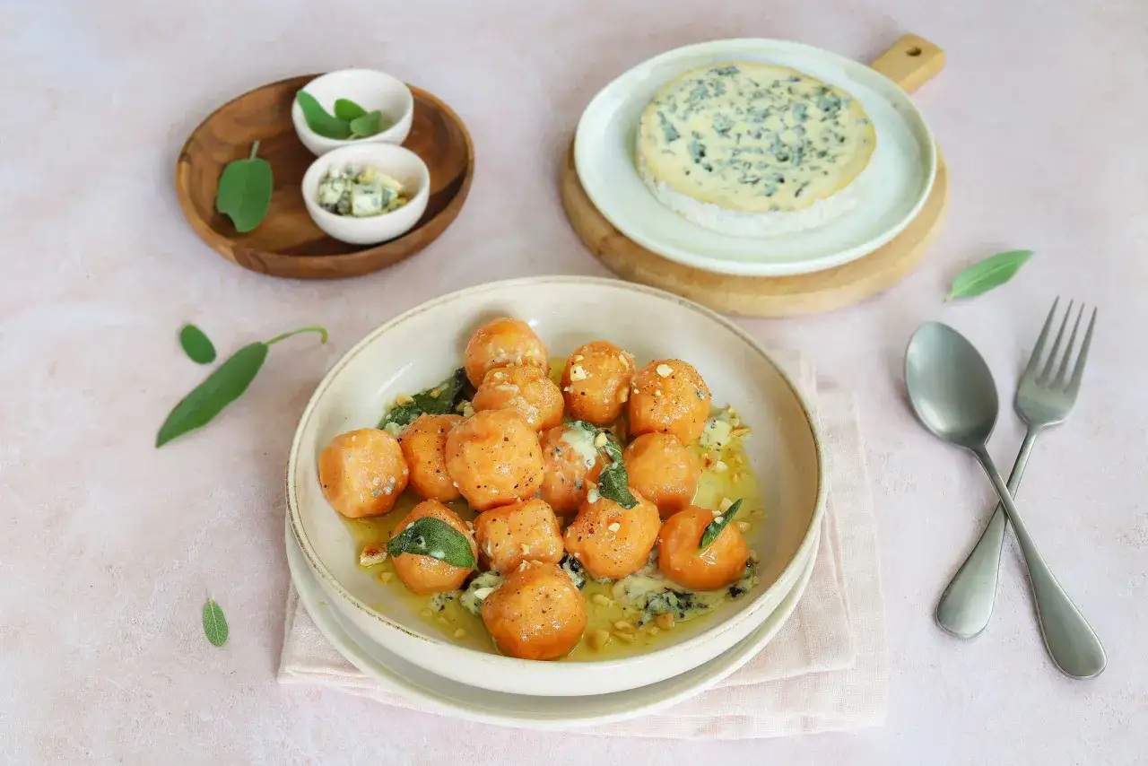Gnocchi de patate douce onctueux, nappés d'une sauce crémeuse au bleu et parsemés de feuilles de sauge fraîche. Un délice !