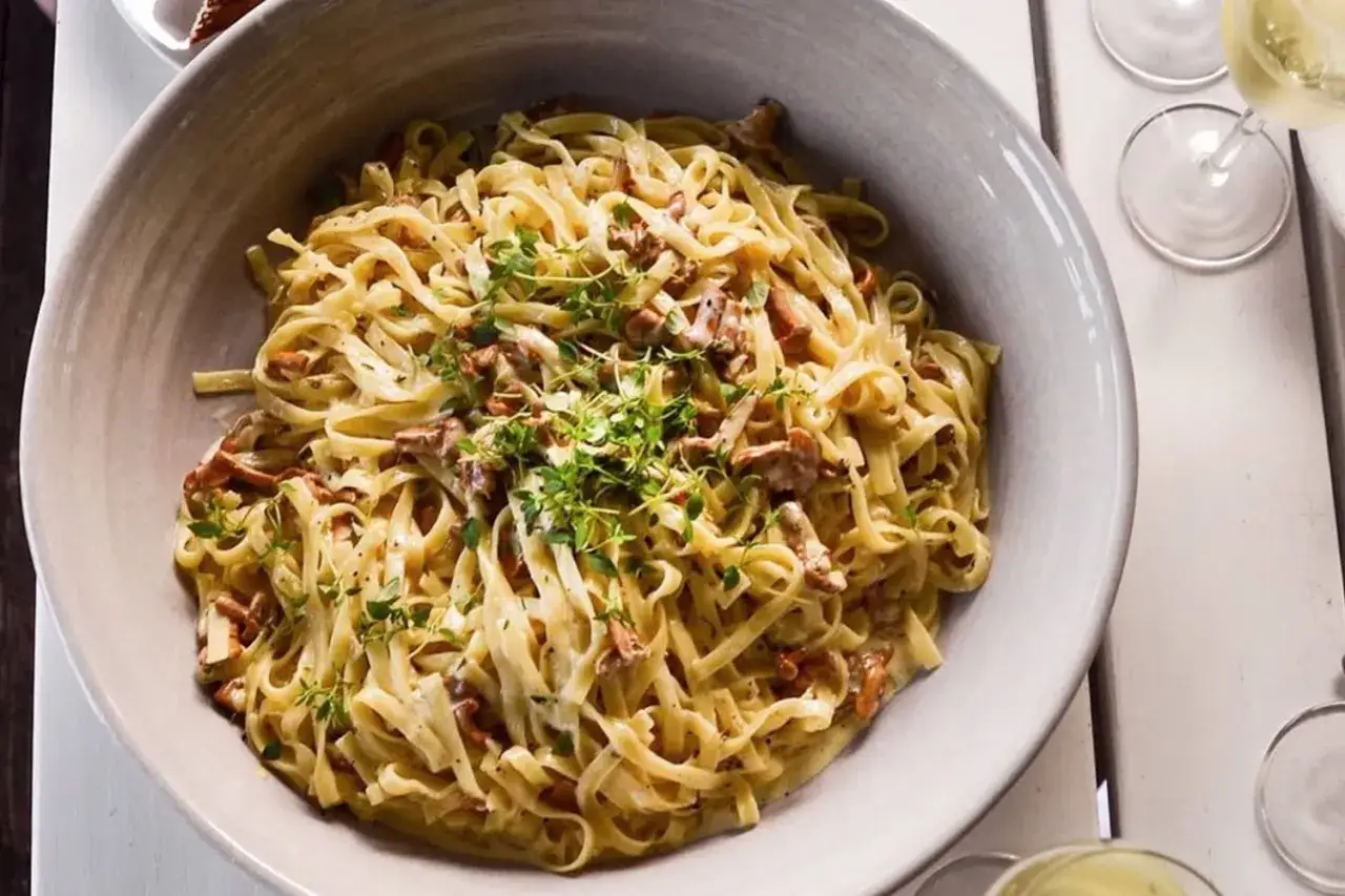 En stor sk&aring;l med kr&auml;mig kantarellpasta, toppad med f&auml;rska &ouml;rter. Perfekt f&ouml;r en h&ouml;stmiddag.