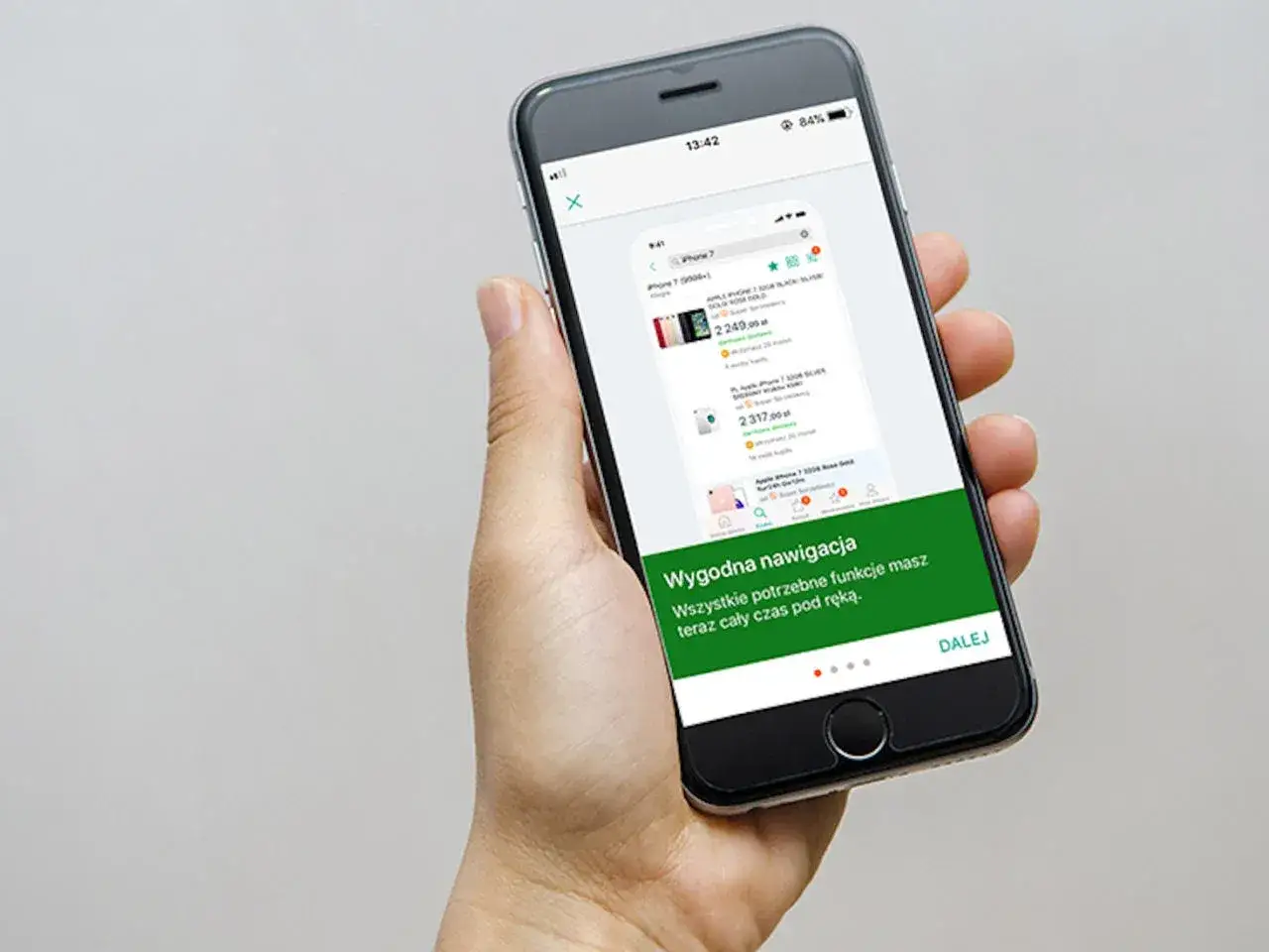 Dłoń trzyma smartfon z widokiem na aplikację Allegro Lokalnie. Widzisz oferty iPhone'ów i komunikat