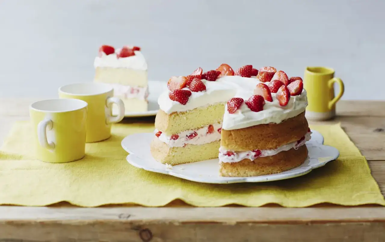 Pyszny tort z bitą śmietaną i truskawkami, idealny na letnie popołudnie. Ten przepis na Tres Leches zachwyci każdego!