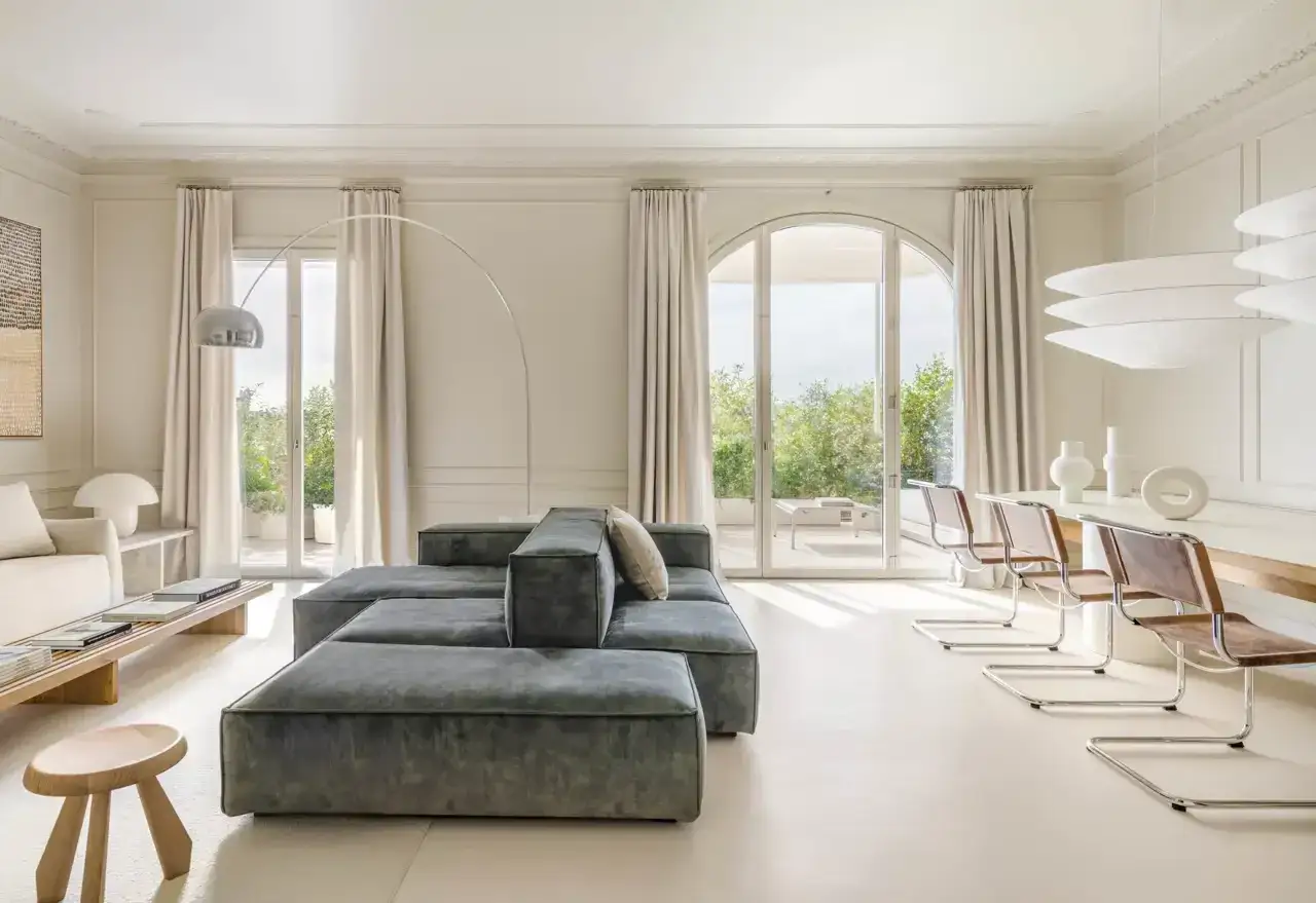 Elegante sal&oacute;n con sof&aacute;s modulares grises y cortinas de lino, reflejando las ultimas tendencias cortinas salon.
