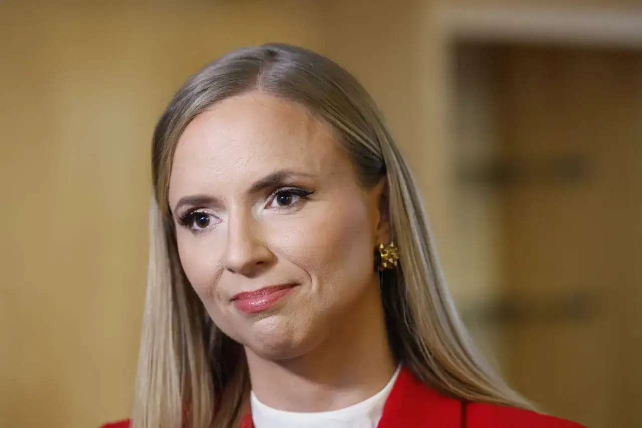 Sara Skyttedal, med sitt blonda hår och röda kavaj, ser fundersam ut.