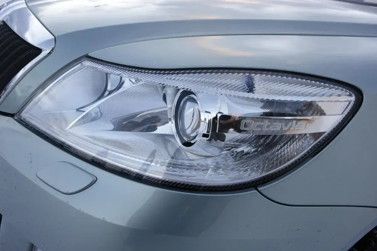 Nowe parujące reflektory LED w Octavii, gotowe na nocną podróż.