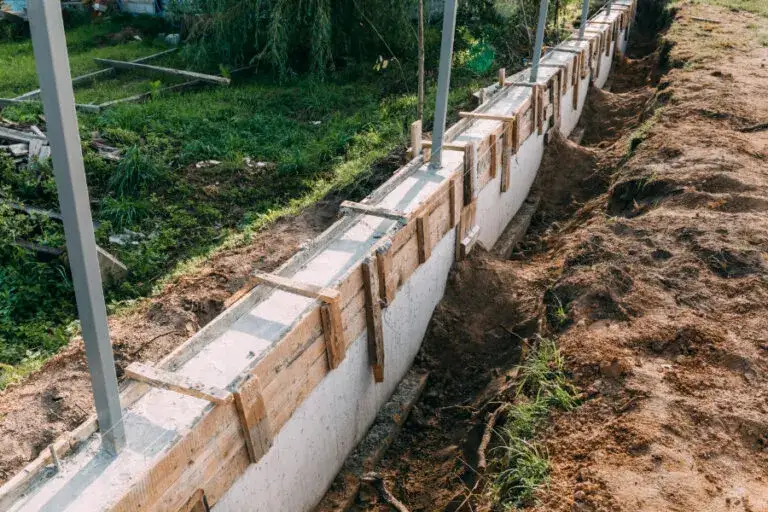 Zdjęcie Fundament pod ogrodzenie krok po kroku. Uniknij kosztownych błędów!
