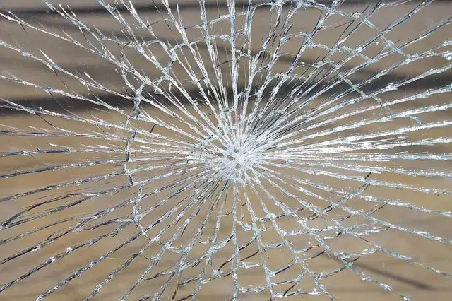 Zdjęcie Jak reklamować pękniętą szybę w oknie - uniknij błędów i kosztów