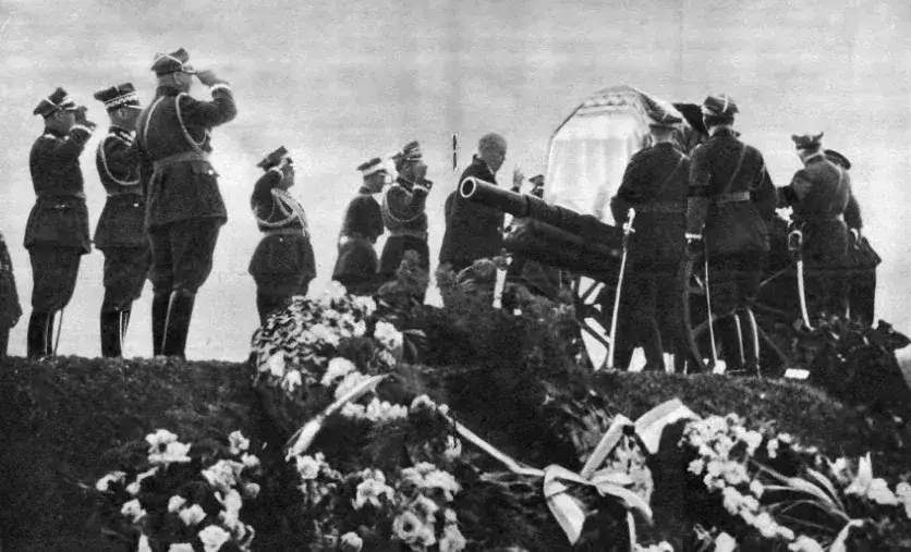 Zdjęcie Czy Hitler był na pogrzebie Piłsudskiego? Fakty i kontrowersje