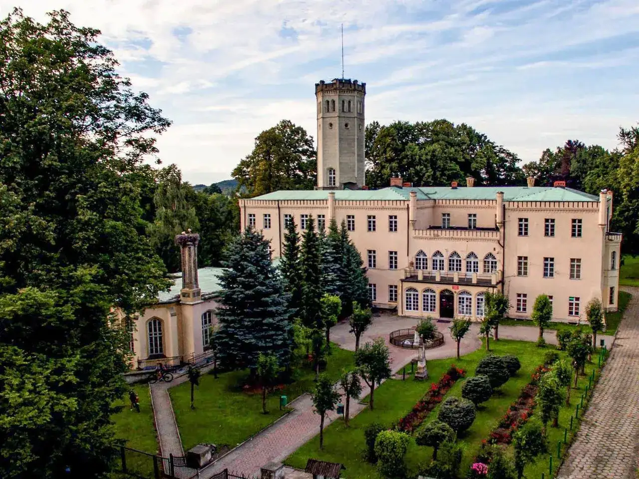 Zdjęcie Zabytkowy pałac w Borowicach – rezydencja przyciągająca turystów