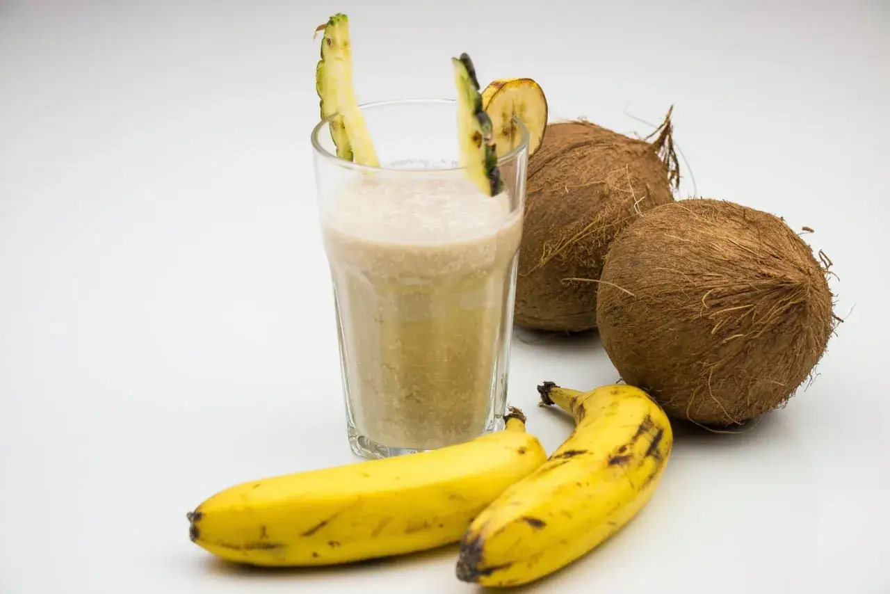 Zdjęcie Koktajl z ananasa i banana, kt&oacute;ry wspiera odchudzanie i sen