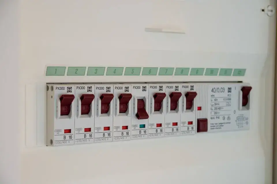 Zdjęcie Co to jest bezpiecznik i jak chroni Twoje urządzenia elektryczne