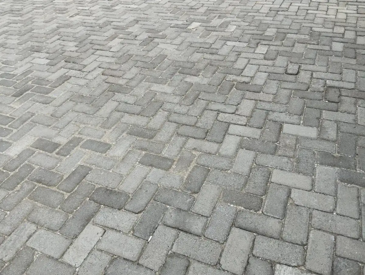 Zdjęcie Kostka brukowa czy asfalt - który materiał wybrać, aby zaoszczędzić?