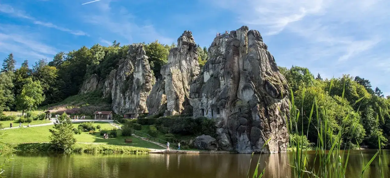 Felsenmeer bei Detmold, ideal zum Wandern in NRW. Berge, See und gr&uuml;ne Wiesen laden zum Entdecken ein.