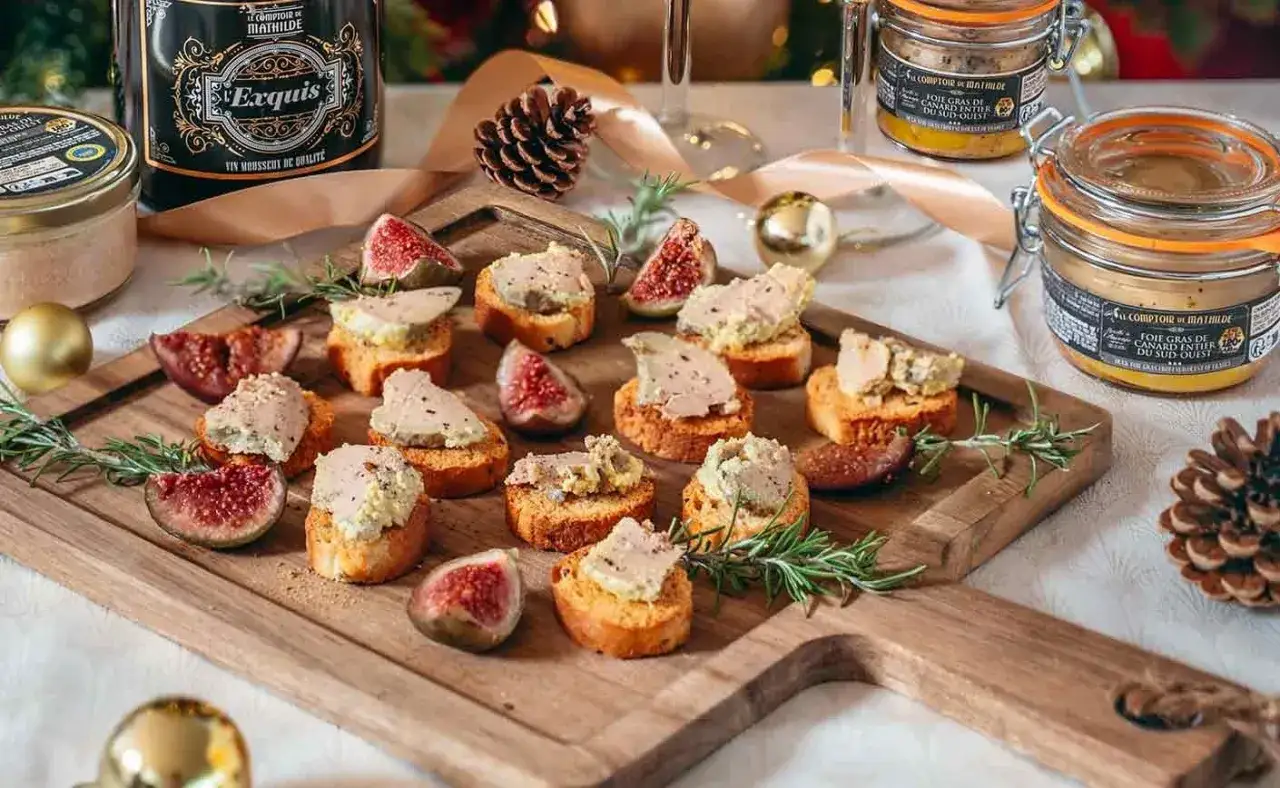 Dégustation de toasts au foie gras et figues, accompagnés d'une bouteille de Chablis. Une scène festive et gourmande.