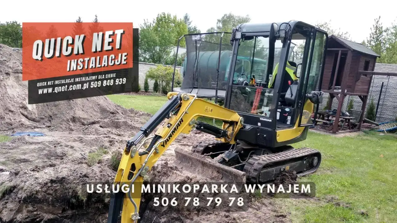 Żółta minikoparka Yanmar na placu budowy. Dowiedz się, ile kosztuje mini koparka i wynajmij ją. Szybkie i sprawne prace ziemne.