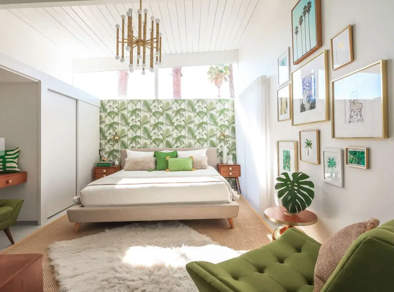 Chambre lumineuse avec papier peint tropical, lit douillet, tapis moelleux et une belle **taille chambre** pour un confort optimal.