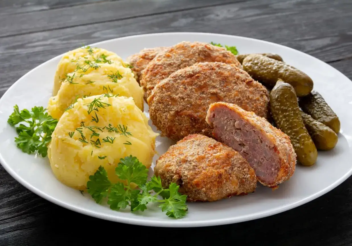 Kotlety mielone z ziemniakami i ogórkami kiszonymi. Zastanawiasz się, jakie przyprawy do kotletów mielonych?