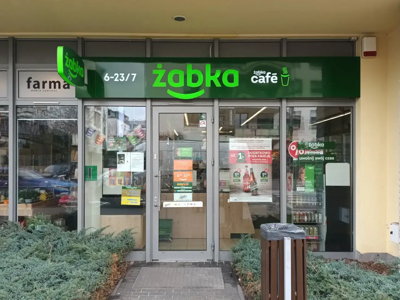 gęsta sieć sklep&oacute;w Żabka