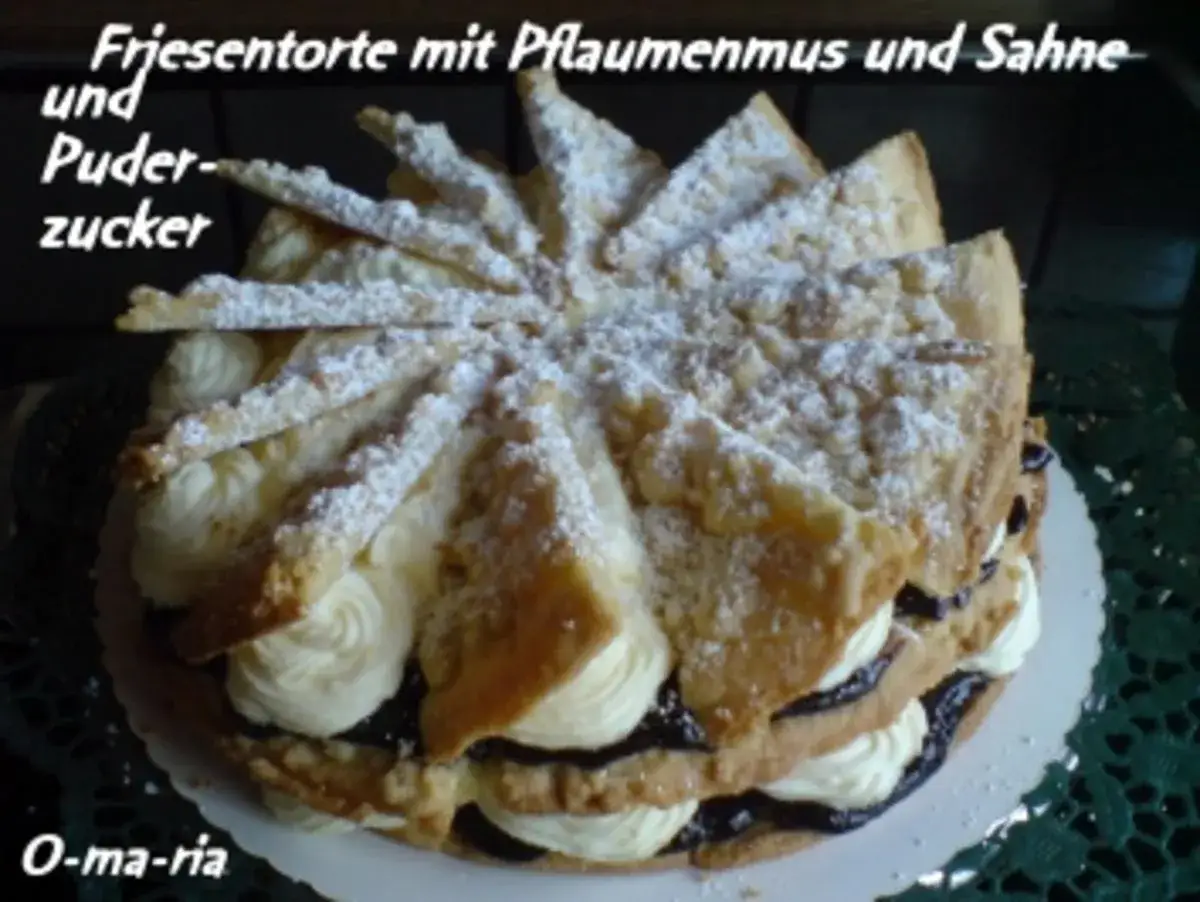 Sylter Friesentorte Rezept: Schichtkuchen mit Pflaumenmus, Sahne und Puderzucker bestreut.