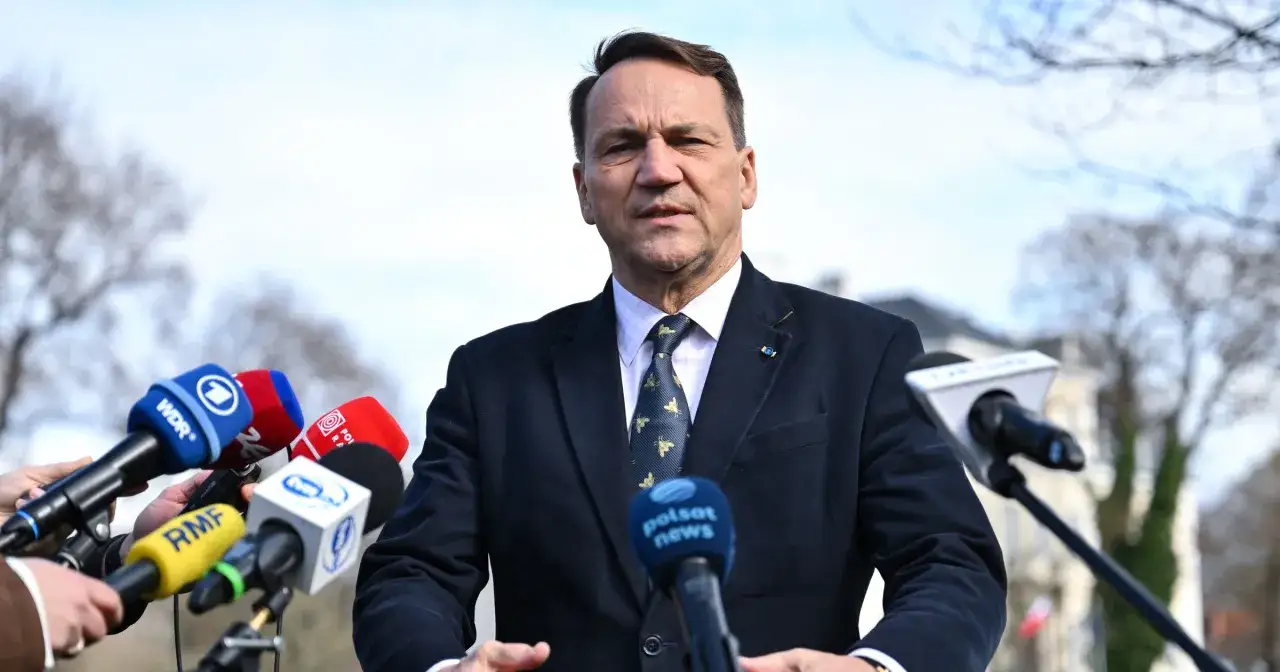 Radosław Sikorski, polityk Platformy Obywatelskiej, udziela wywiadu mediom.