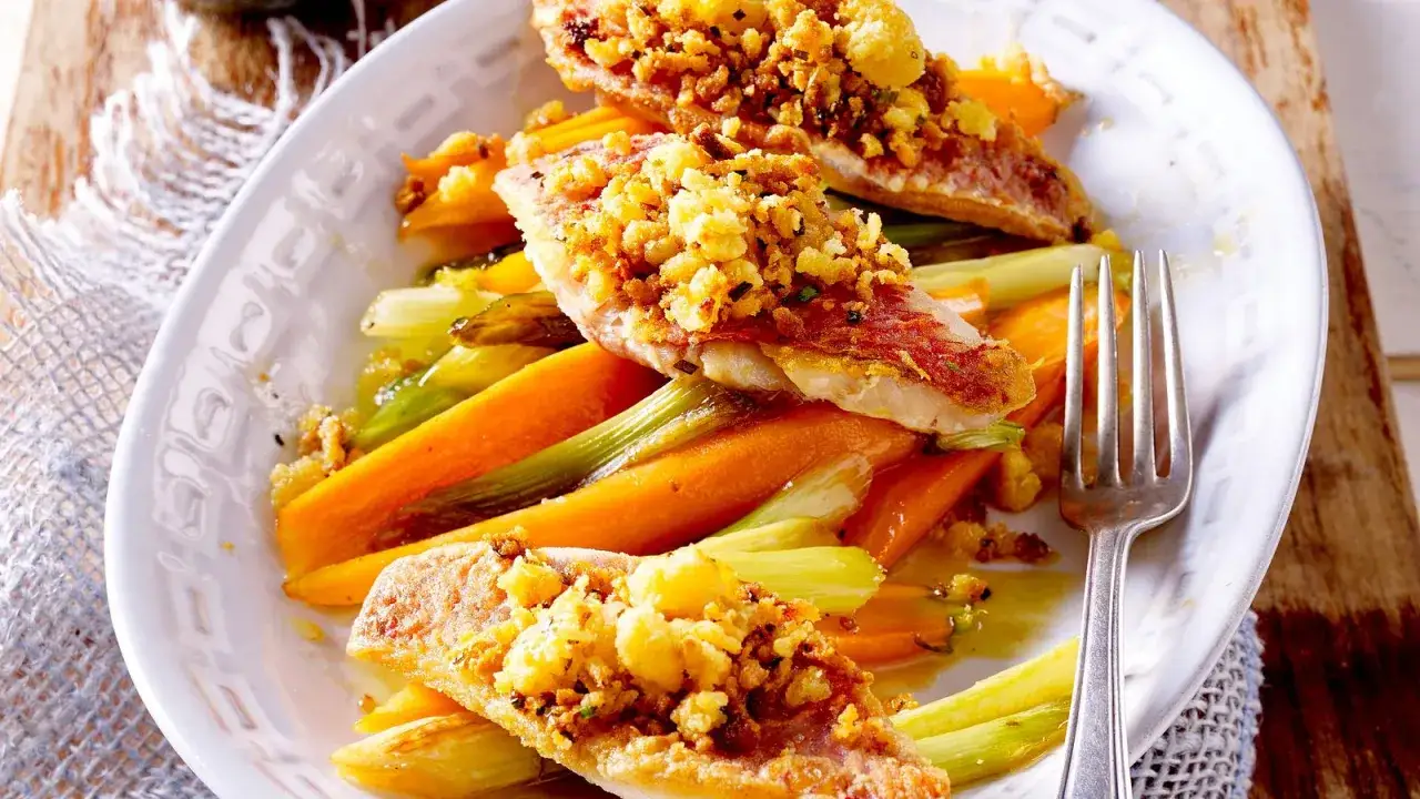Gebratener Fisch mit knuspriger Kruste auf ged&uuml;nstetem Gem&uuml;se. Ein k&ouml;stliches Gericht, das sich gut f&uuml;r Fisch Rezepte eignet.