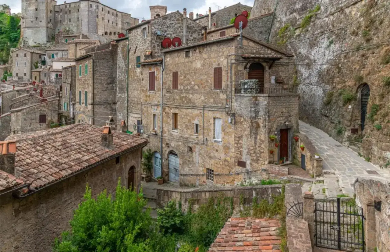 Antico borgo in tufo, un labirinto di vicoli e case arroccate. Sovana cosa vedere in questo paesaggio senza tempo.