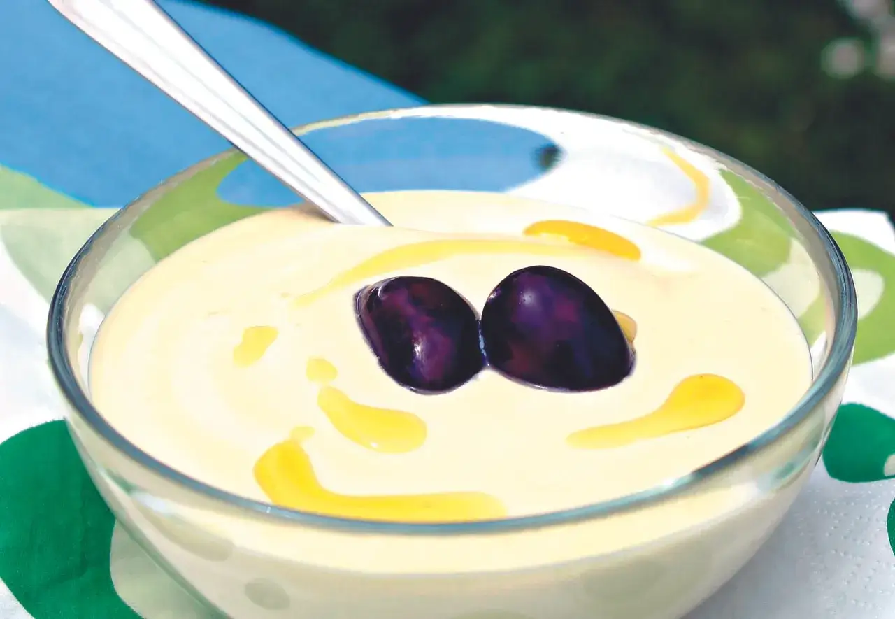 Cremige Aioli mit Oliven und &Ouml;l-Tr&ouml;pfchen. Ein einfaches Aioli Rezept f&uuml;r Genie&szlig;er.