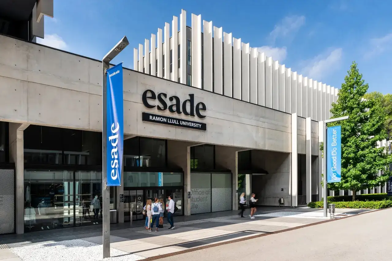 B&acirc;timent moderne de l'ESADE Barcelone, une &eacute;cole de commerce reconnue pour son excellent classement.