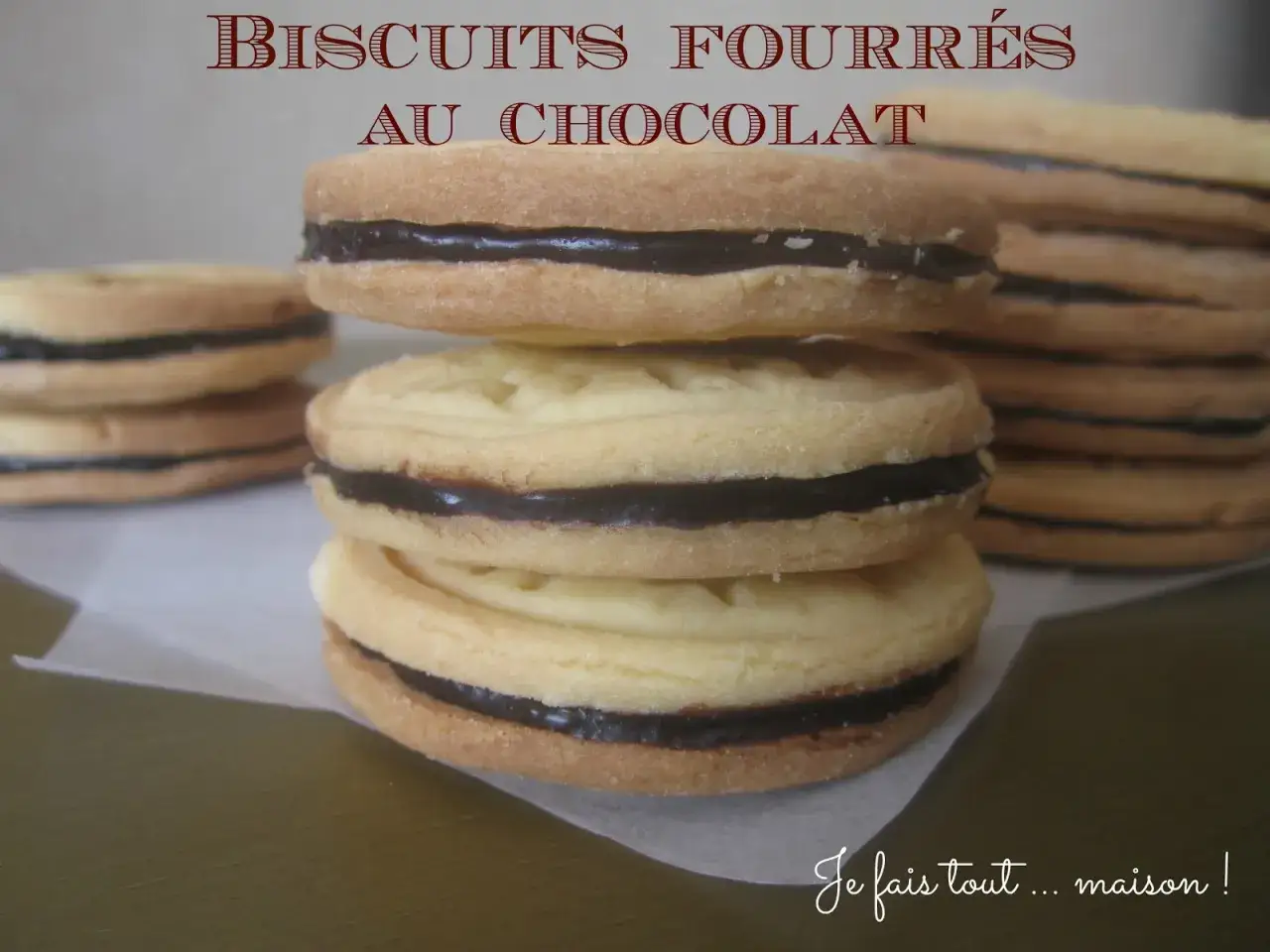 Pile de biscuits fourr&eacute;s chocolat, un d&eacute;lice fait maison.