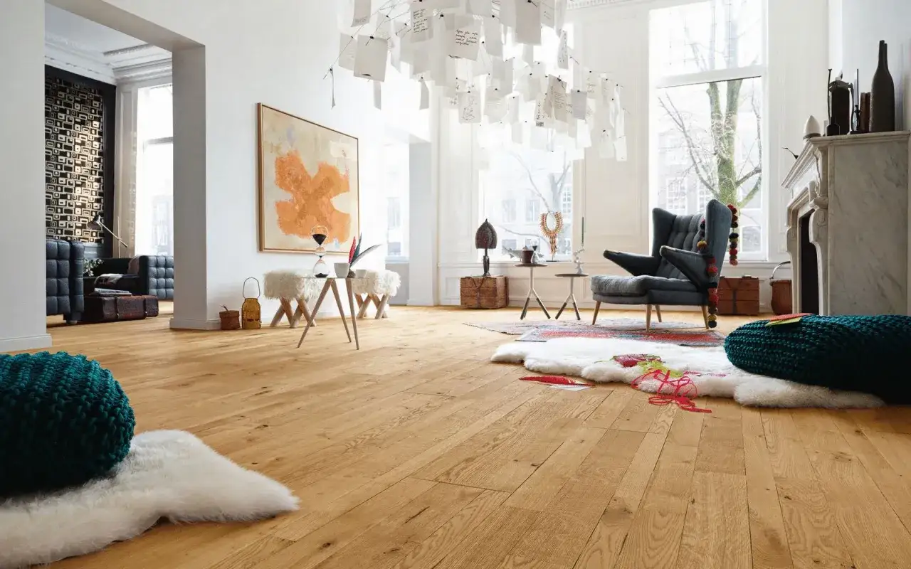Un soggiorno luminoso con un **miglior parquet** in legno chiaro, arredi moderni e un'installazione artistica al soffitto.