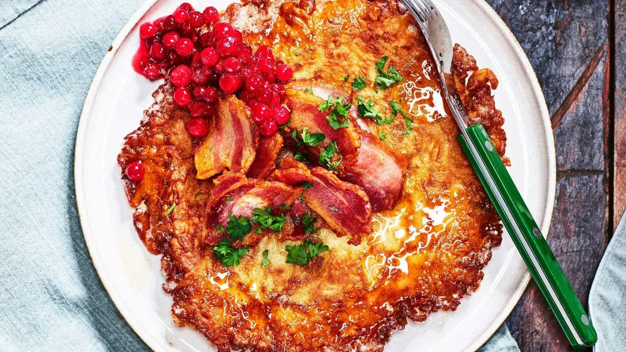 Krispiga raggmunkar med knaperstekt bacon, lingon och persilja. Ett klassiskt svenskt raggmunk recept som är svårslaget.