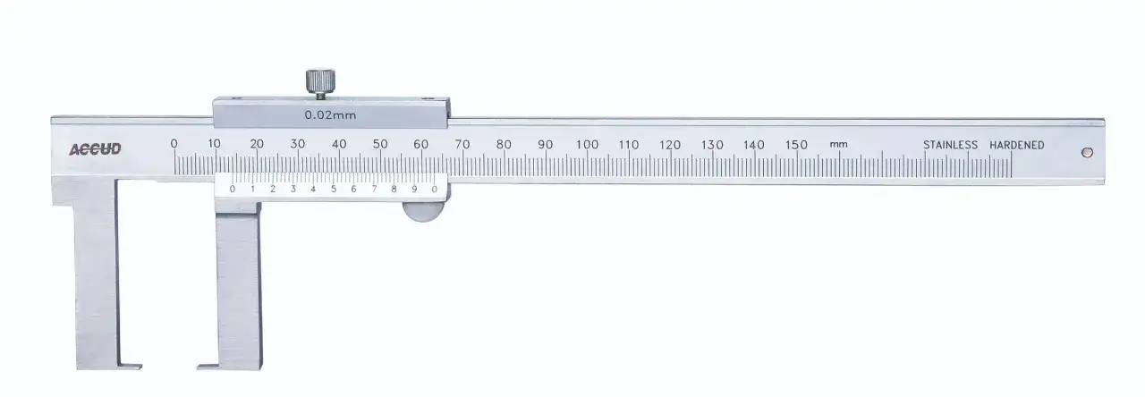Suwmiarka z podziałką 0.02mm. Precyzyjne pomiary, jak mierzyć suwmiarką 0.05 mm, wymagają wprawy.