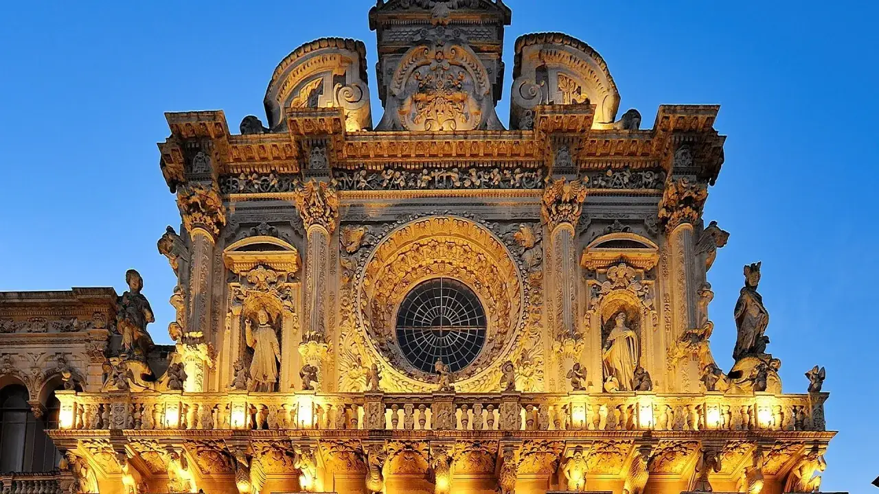 Facciata barocca illuminata di Lecce, un capolavoro da non perdere per chi visita cosa vedere a Lecce in un giorno.