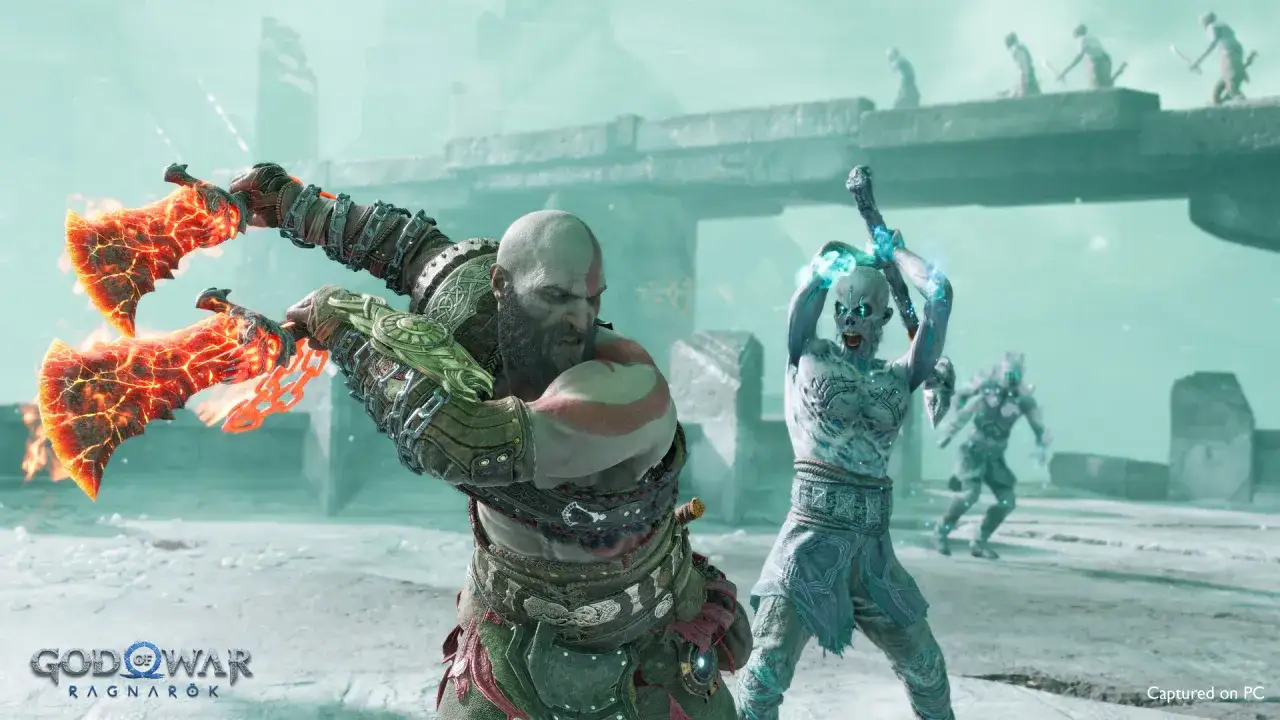 Kratos z płonącymi toporami walczy z lodowymi przeciwnikami. Premiera God of War Ragnarök zbliża się wielkimi krokami!