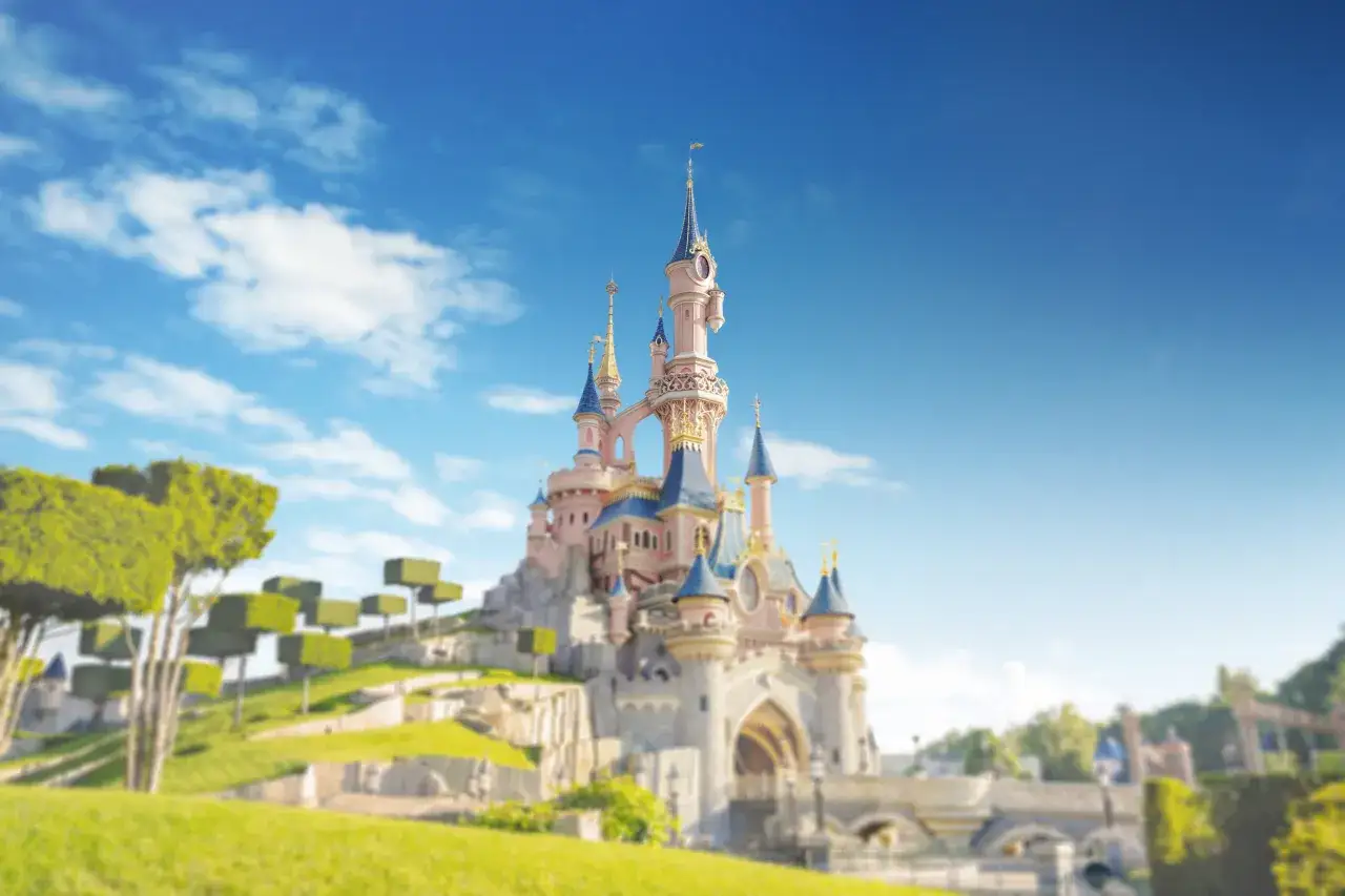 Bajkowy zamek w Disneylandzie, marzenie o magicznym dniu. Sprawdź, jaka jest aktualna disneyland cena biletu, by spełnić to marzenie!