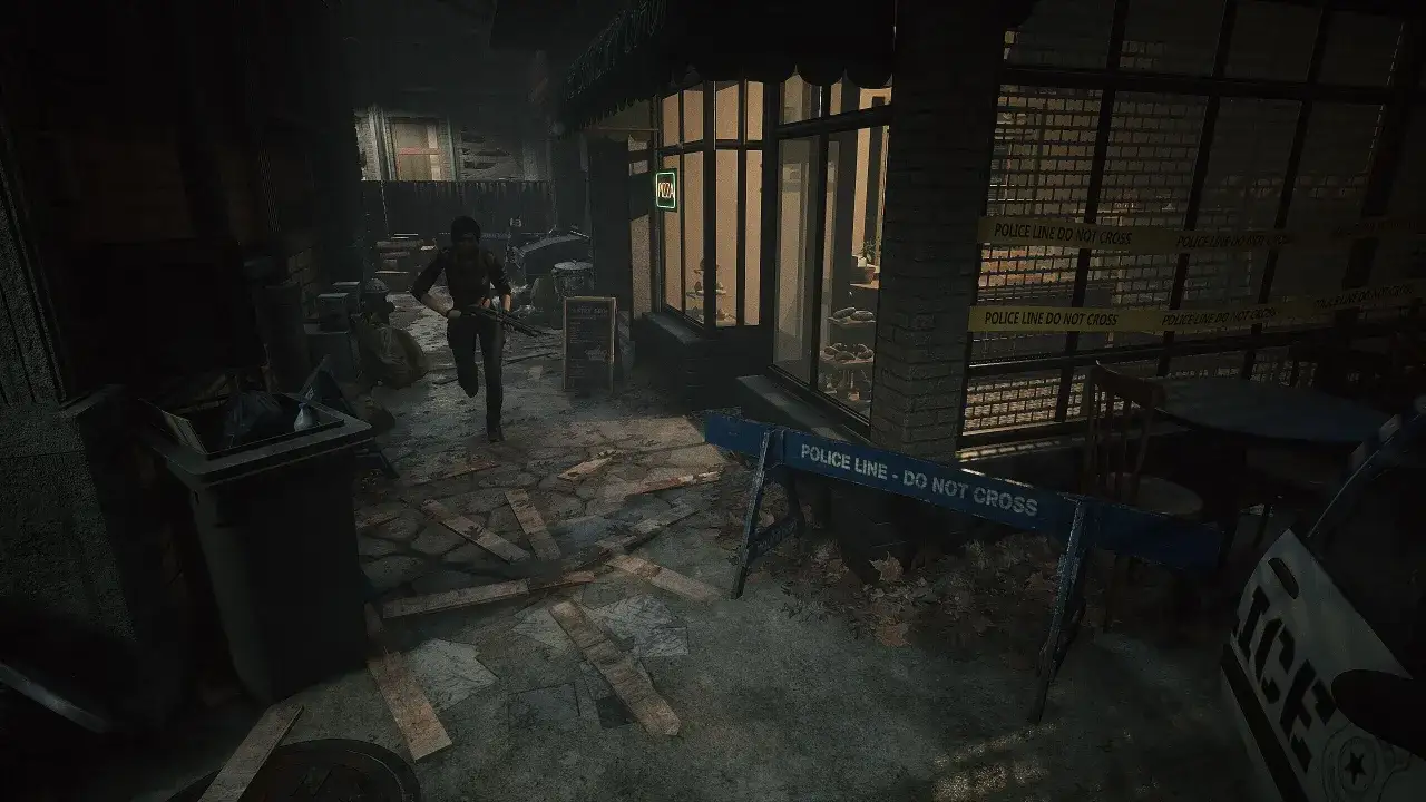 Mroczna uliczka, kobieta z bronią ucieka przed zagrożeniem. Scena jak z gier podobnych do Resident Evil, z taśmą policyjną i opuszczonymi budynkami.