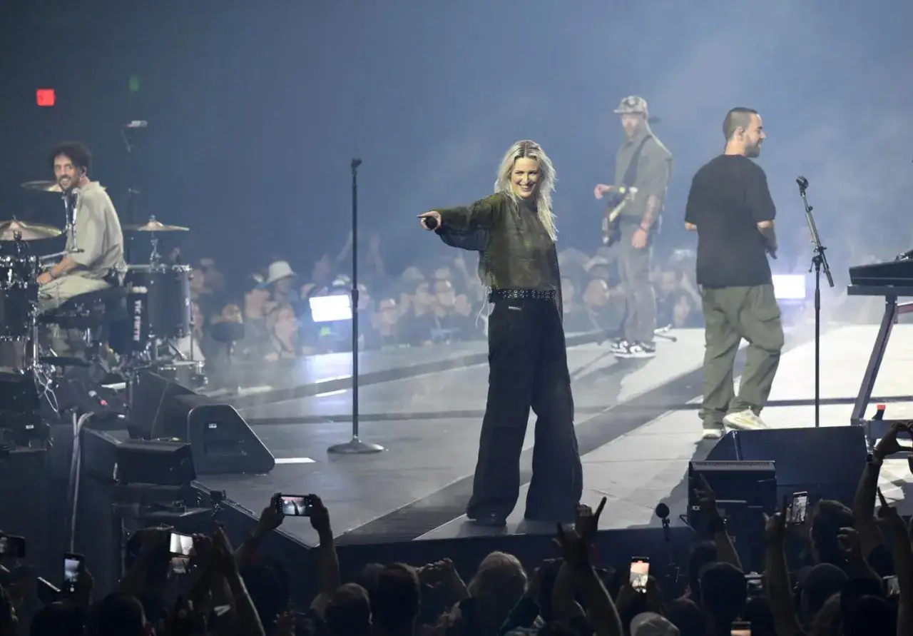 Wokalistka na scenie, fani nagrywają telefonami. Czy to nowy linkin park nowy wokalista?