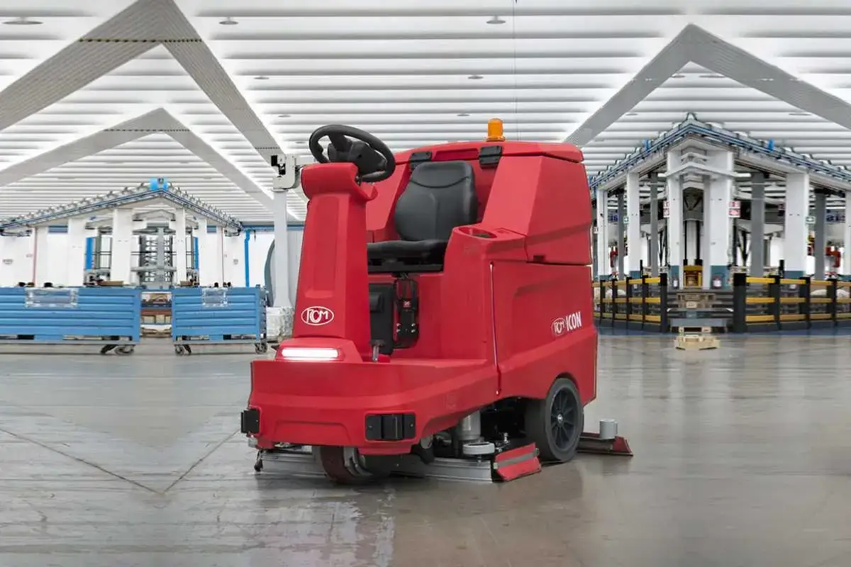 Máquina roja de limpieza industrial, un equipo esencial para mantener impecables grandes superficies.