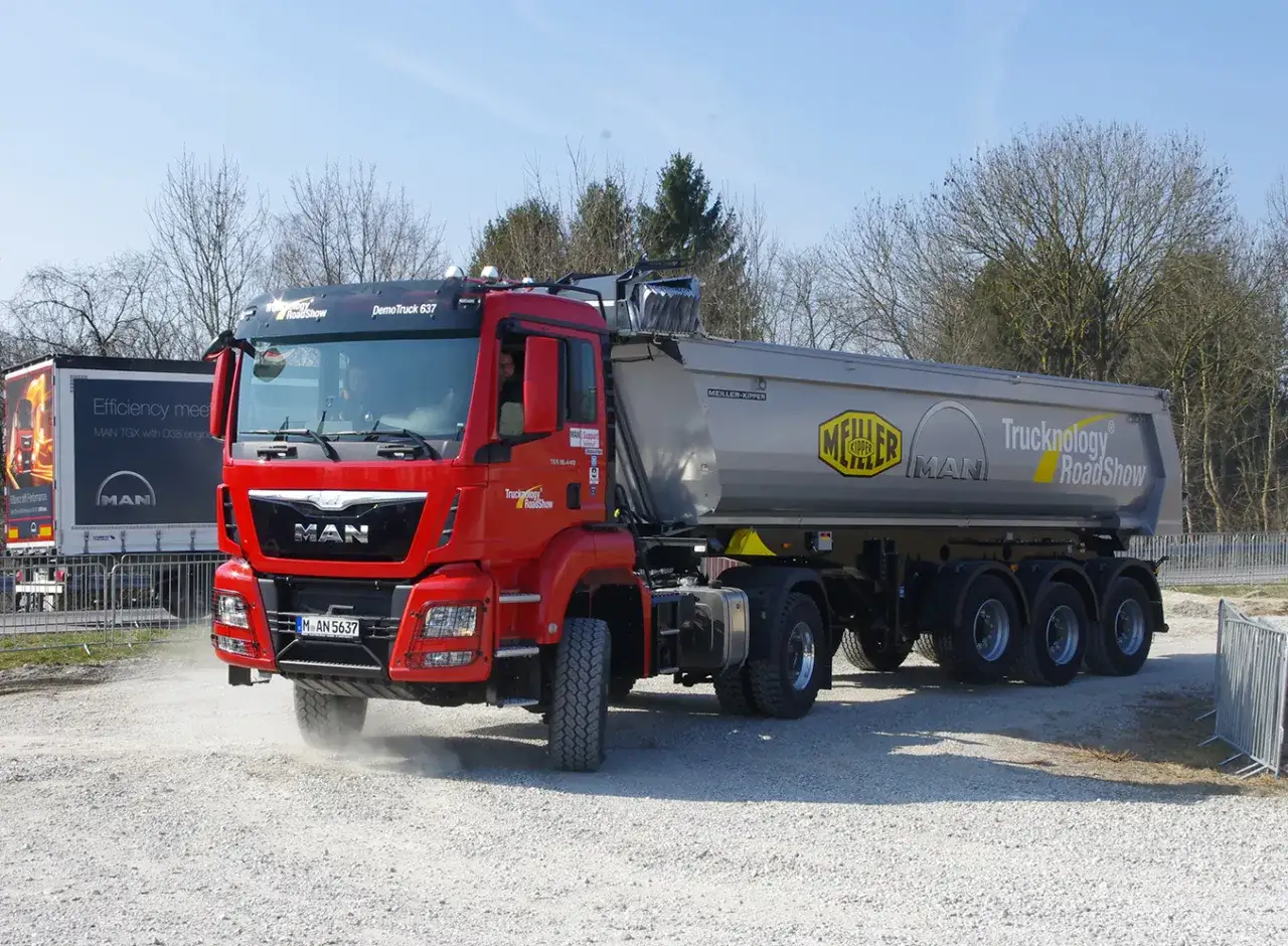 Czerwony MAN z naczepą kiper Meiller-Kipper, prezentowany na Trucknology RoadShow.