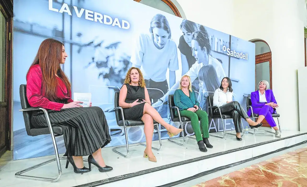 Cinco mujeres directivas participan en un panel de discusi&oacute;n.